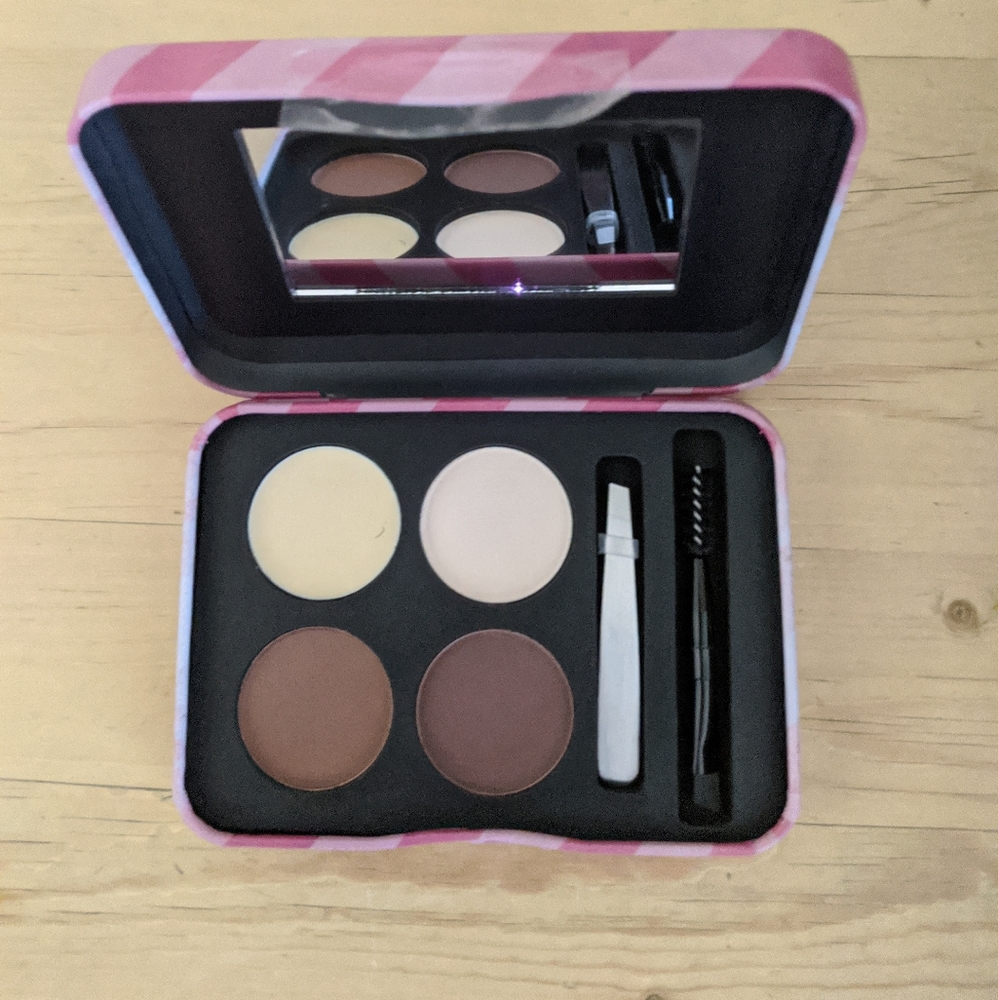 The complete Eyebrow grooming Kit